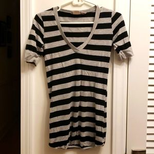 Realitee Black and Gray VNeck Fitted Tshirt SZ M 50% Polyester 50% Rayon